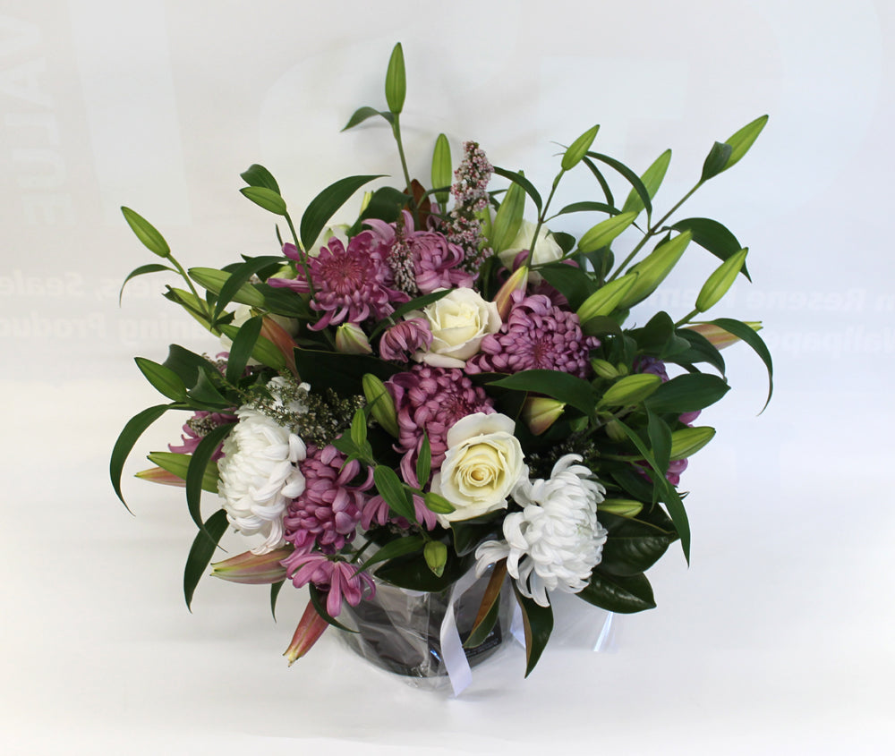 VOLUPTUOUS SEASONAL BLOOMS IN A VASE